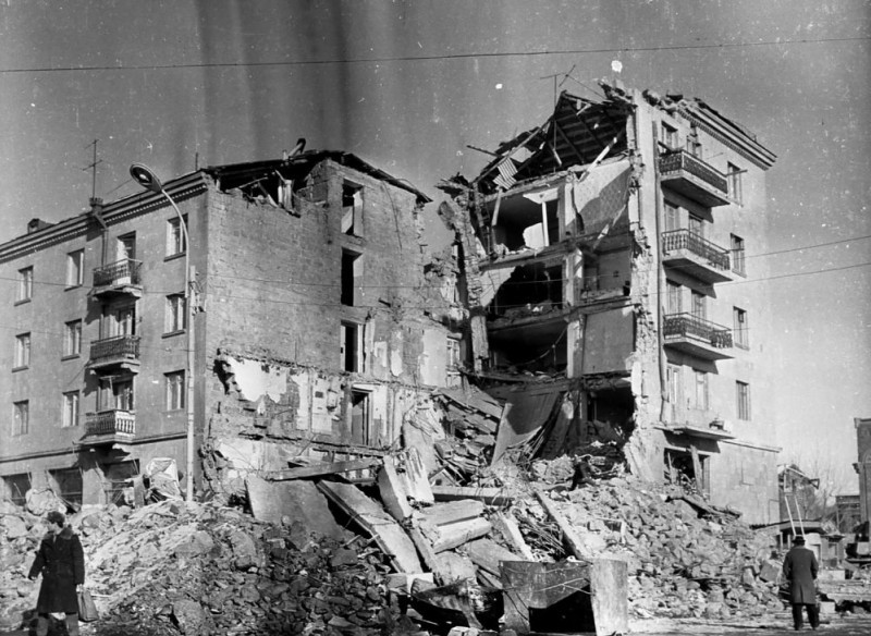 Разрушенное здание после землетрясения в Ташкенте 1966 года